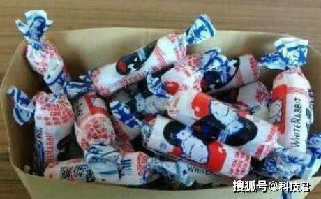 一小孩路上捡到一盒奶糖,家长拆开发现不对劲 报了警