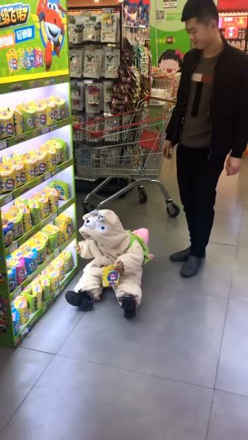 超市的“底层智慧” 玩具糖果为何放在最底层？