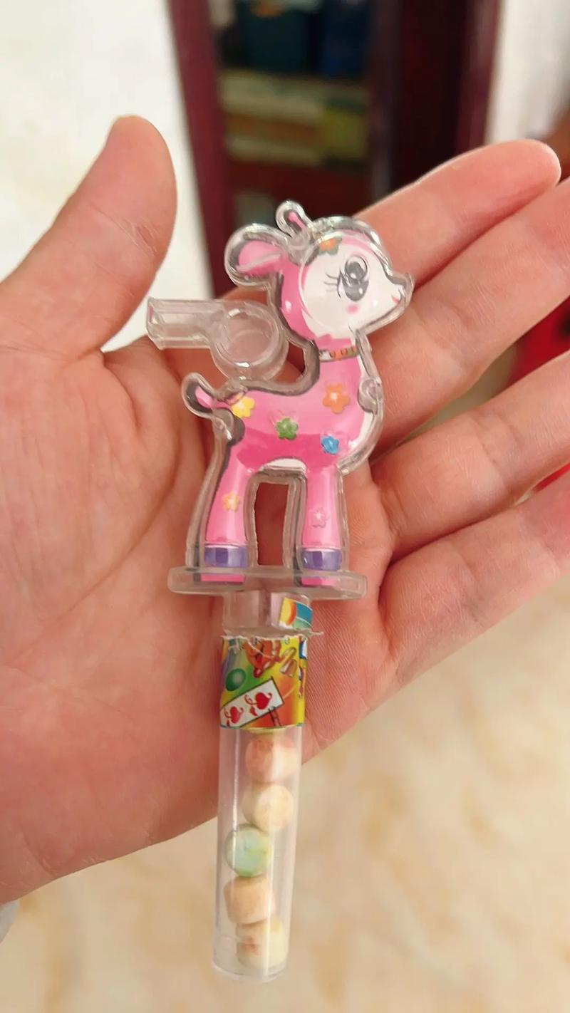 网红小鹿口哨子糖 色彩与童趣交织的童年记忆